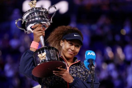 Naomi Osaka  with her trophy (Reuters photo)