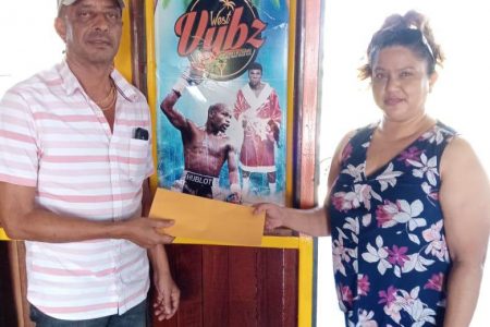 West Vybz Sports Bar and Restaurant proprietor, Jai Mangal, hands over the sponsorship cheque to Shelly Ramgobin.
