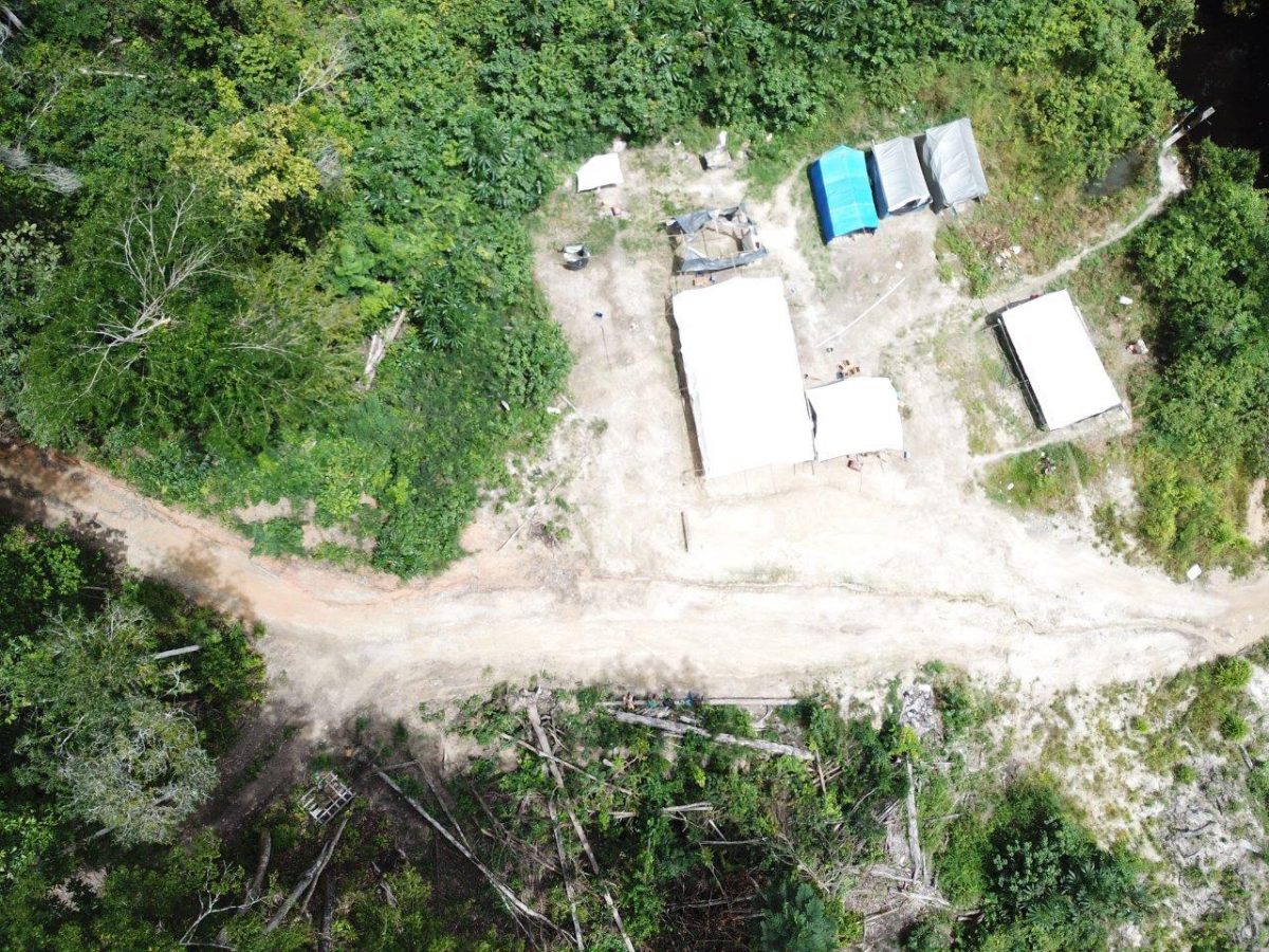 An aerial view of the illegally operated shop in the buffer zone before the Iwokrama monitoring team dismantled and removed it from the area. (Iwokrama Interna-tional Centre photo)