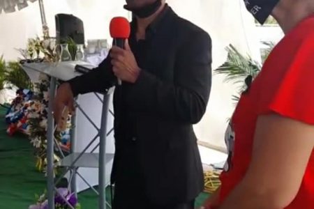 Roger Khan speaking at Ricardo Fagundes’ funeral yesterday. 