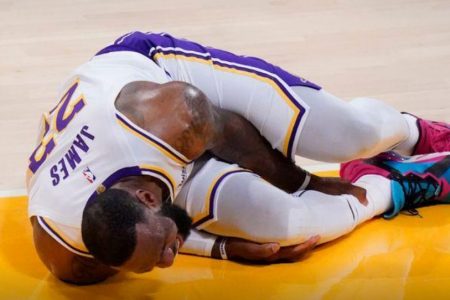 Los Angeles Lakers’ LeBron James grabs his leg after colliding with an Atlanta Hawks player. (Reuters photo)