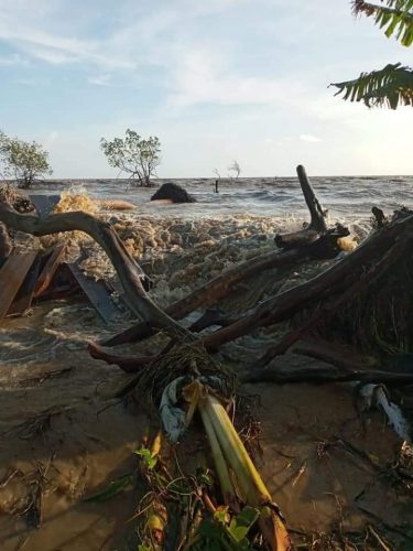 Water overtopping the Zeelandia sea defence (CDC photo)