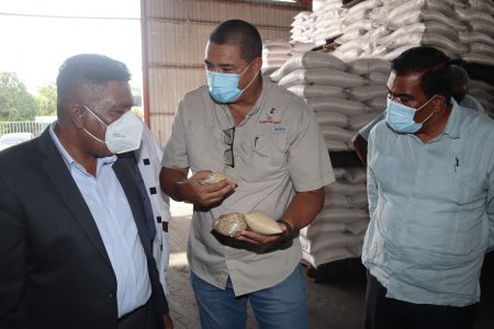 Bounty Farm Assistant Managing Director David Fernandes (centre) in dialogue with Minister of Agriculture Zulfikar Mustapha (left) and   ministry Director General Madanlall Ramraj. (Ministry of Agriculture photo)