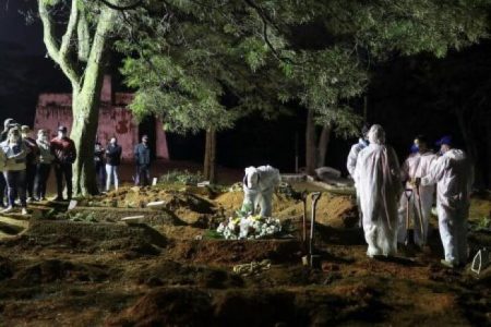 A burial in Brazil (REUTERS/AMANDA PEROBELLI)