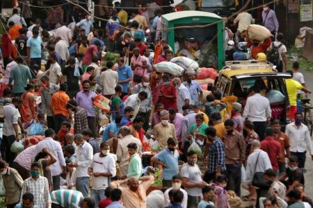 People shop at a crowded marketplace amidst the spread of the coronavirus disease (COVID-19) in Mumbai, India, April 5, 2021. REUTERS/Niharika Kulkarni