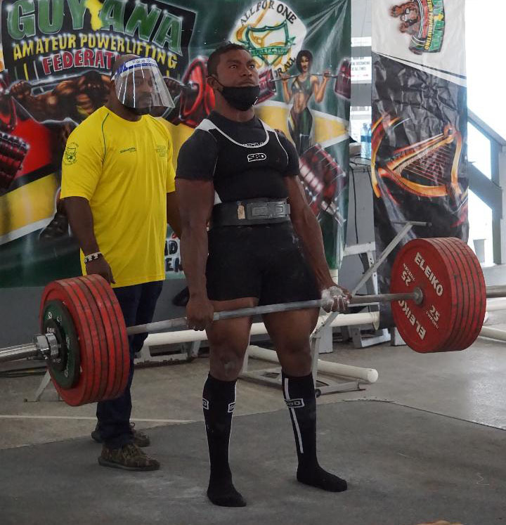 4 Pythons Wrapped Around His Body, 171 lb Powerlifter Leaves his 3,700,000  Followers Gasping With Latest Stunt - EssentiallySports