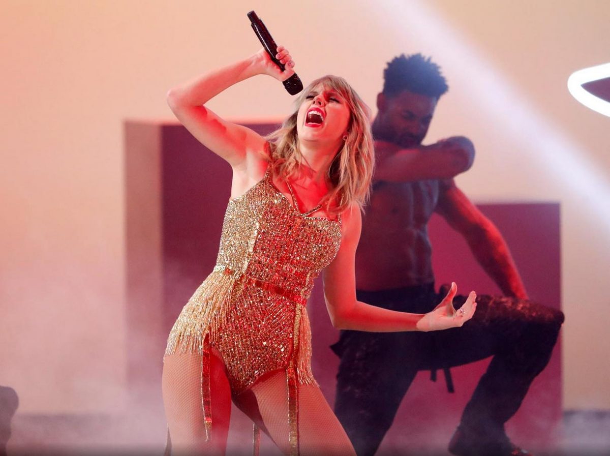 Taylor Swift performs a medley at the 2019 American Music Awards – Show – Los Angeles, California, U.S., November 24, 2019. (REUTERS/Mario Anzuoni file photo)