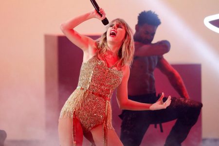 Taylor Swift performs a medley at the 2019 American Music Awards - Show - Los Angeles, California, U.S., November 24, 2019. (REUTERS/Mario Anzuoni file photo)