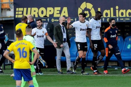 Valencia’s Mouctar Diakhaby (right) leaves the pitch with his teammates after allegedly receiving a racist comment by Cadiz’s Juan Cala (left) during their match yesterday.PHOTO: EPA-EFE