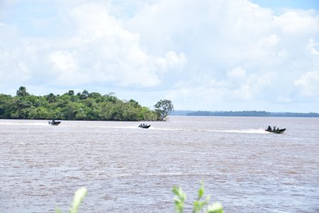 Officer Cadets of the Standard Officers’ Course 53 recently demonstrated their skills at the Colonel Robert Mitchell Jungle and Amphibious Training School (CRMJATS), on the Essequibo River. Witnessing the display were Chief of Staff Brigadier Godfrey Bess and Staff Officer General Three Lieutenant Colonel Denzil Carmichael, a release from the GDF said. The display by the Cadets marked the completion of their Jungle Warfare module, and included a demonstration of skills and knowledge in areas which included Riverain and Amphibious Operations, Hand to Hand Combat, Demolition Operations, and Aviation Operations including Heli casting, among others. (Photo from the GDF Facebook page)