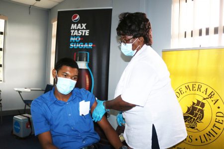 A DDL staffer being vaccinated (DDL photo)
