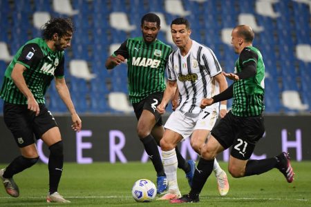 Juventus’ Cristiano Ronaldo in action with Sassuolo’s Gian Marco Ferrari, Marlon and Vlad Chiriches REUTERS/Alberto Lingria