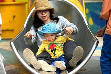 A mother and her child in Beijing (Reuters photo)