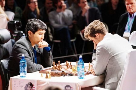 American grandmaster Wesley So (left) and World Champion Magnus Carlsen in  the finals of the FTX Crypto Blitz Cup in the novel Meltwater Champions Chess Tour (Photo: Nick Barton)     