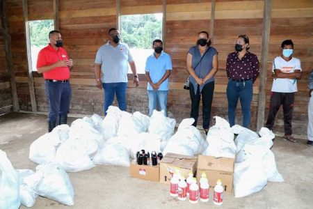 Handing out supplies at Wanaki (Ministry of Housing photo)