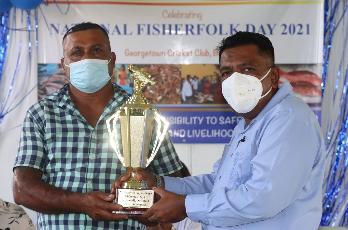 Kaheel Mohammed (left) receiving his award from Agriculture Minister Zulfikar Mustapha. (Ministry of Agriculture photo)