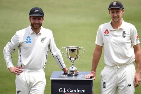England captain Joe Root, right and his counterpart Kane Williamson of New Zealand with the trophy at stake. (Getty Imnages)