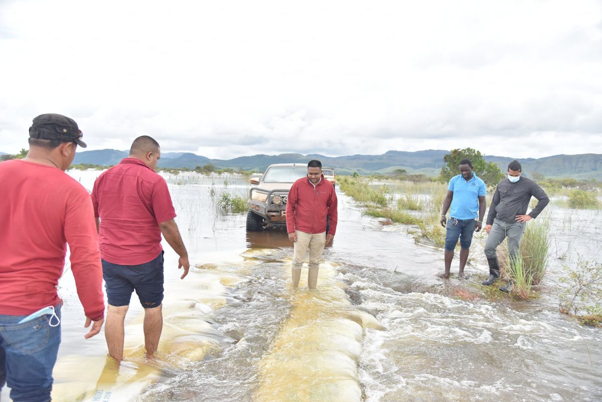 Minister of Local Government and Regional Development Nigel Dharamlall (centre) on the trail to Massara in Region Nine on Monday (DPI photo)