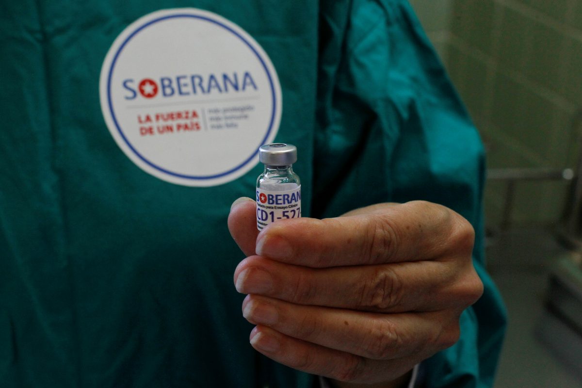 FILE PHOTO: A nurse shows a dose of the Soberana-02 COVID-19 vaccine to be used in a volunteer as part of Phase III trials of the experimental Cuban vaccine candidate, amid concerns about the spread of the coronavirus disease (COVID-19), in Havana, Cuba, March 31, 2021. Jorge Luis Banos/Pool via REUTERS