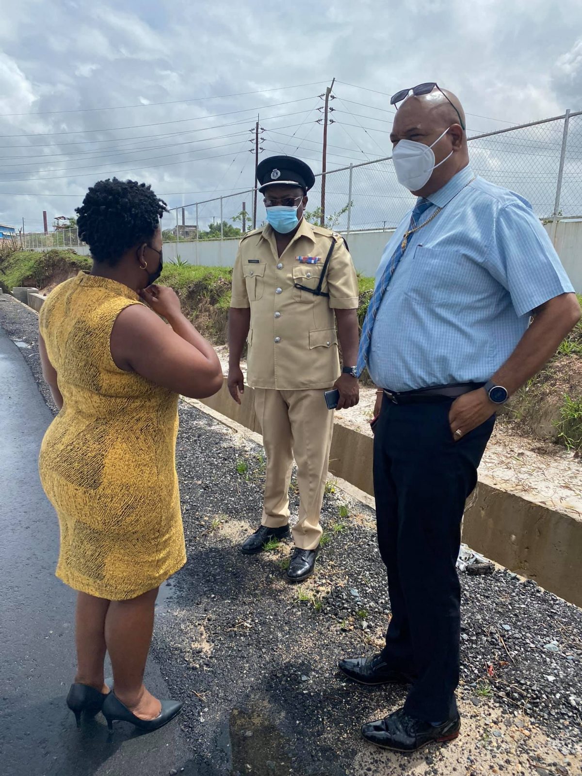 Minister of Public Works Juan Edghill (right) along with the Mayor of Linden, Waneka Arrindell (left) and a member of the Guyana Police Force in Linden today. (Ministry of Public Works photo) 