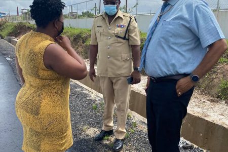 Minister of Public Works Juan Edghill (right) along with the Mayor of Linden, Waneka Arrindell (left) and a member of the Guyana Police Force in Linden today. (Ministry of Public Works photo) 