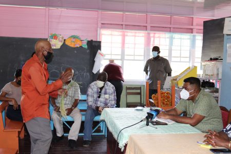 A farmer (left) raising an issue with the Minister of Agriculture Zulfikar Mustapha (Ministry of Agriculture photo)
