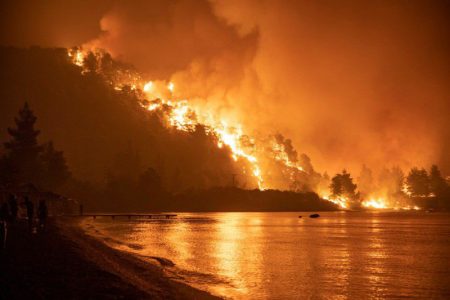 Flames rise as a wildfire burns in the village of Limni, on the island of Evia, Greece, August 6, 2021 (REUTERS/Nicolas Economou photo) 