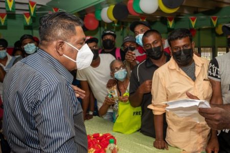 Minister of Agriculture, Zulfikar Mustapha (left) speaking with farmers yesterday (DPI photo) 