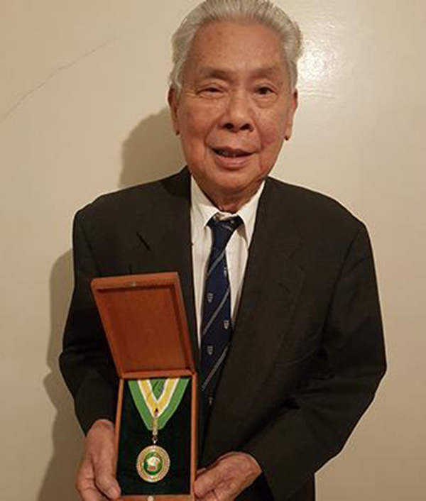 Dr Abraham Fung A-Fat holding the Cacique Crown of Honour