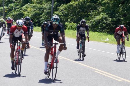 Warren ’40’ McKay led the bunch sprint with Paul DeNobrega close behind to round out the top six senior rewarding positions. (Emmerson Campbell photo)