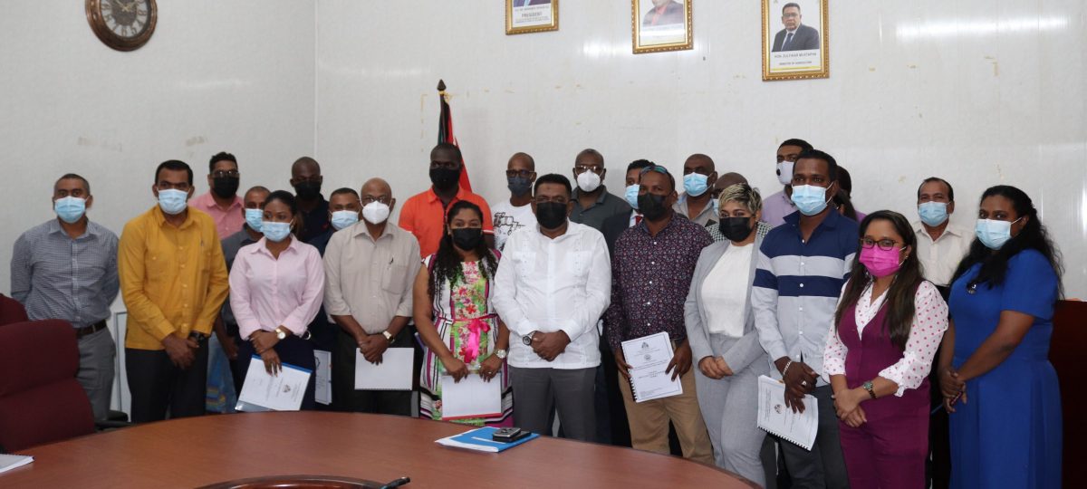 The contractors and ministry officials after the signing (Ministry of Agriculture photo)