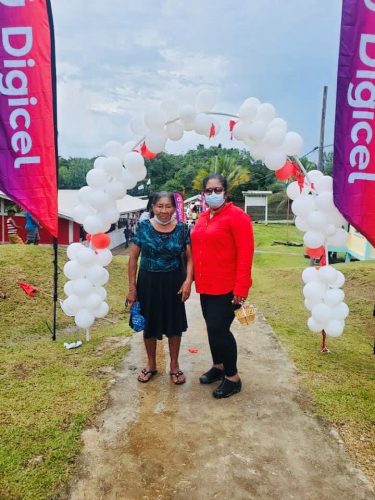 Regional Chairperson Vilma De Silva (right) at the opening ceremony with a resident. 