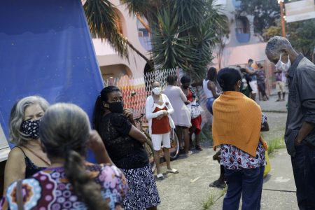 FILE PHOTO: People wait outside a vaccination station before its opening, to receive a dose of the Sinovac's CoronaVac coronavirus disease (COVID-19) vaccine, during a vaccination day for 71-year-old and older citizens in Belford Roxo near Rio de Janeiro, Brazil March 31, 2021. REUTERS/Ricardo Moraes