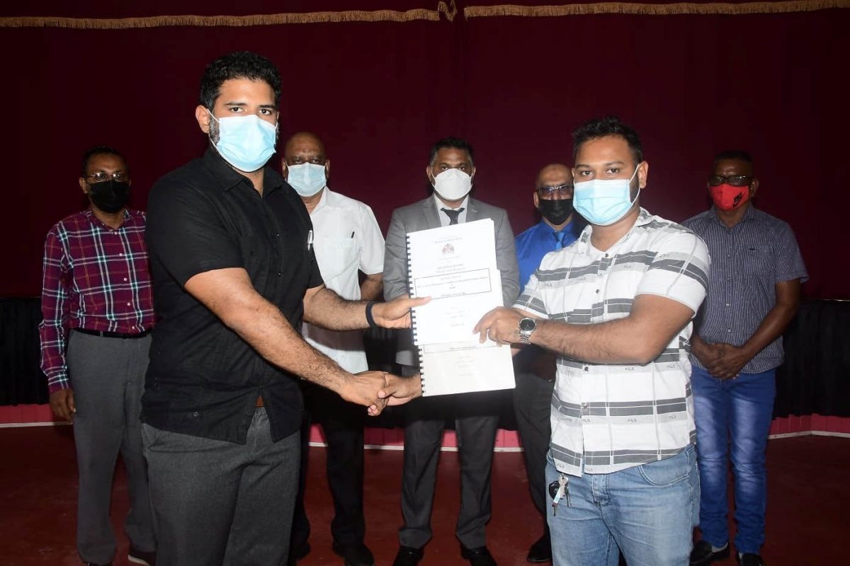 A contract being handed over (Ministry of Public Works photo)