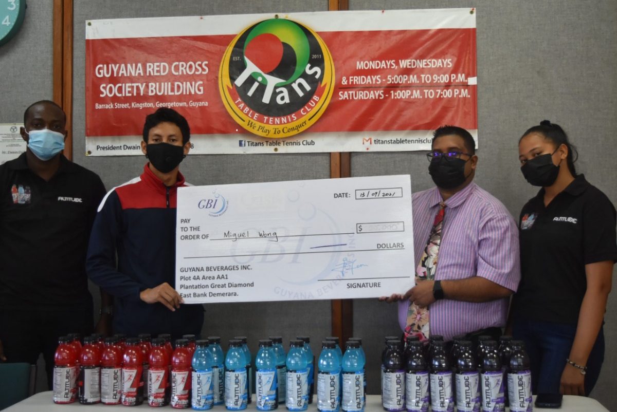 National table tennis player Miguel Wong (2nd from left) receives the sponsorship cheque from GBI’s Marketing Manager Raymond Govinda (2nd from right).
