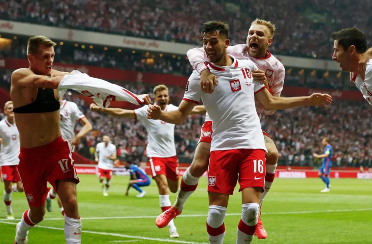 Poland celebrate Damian Szymanski’s last-gasp equaliser against England/REUTERS