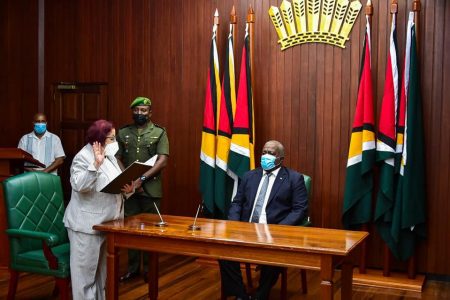 Gail Teixeira taking the oath of office (Office of the Prime Minister photo)