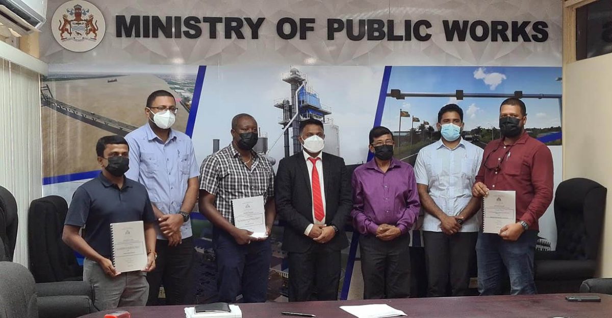 The contractors and ministry officials (Ministry of Public Works photo)