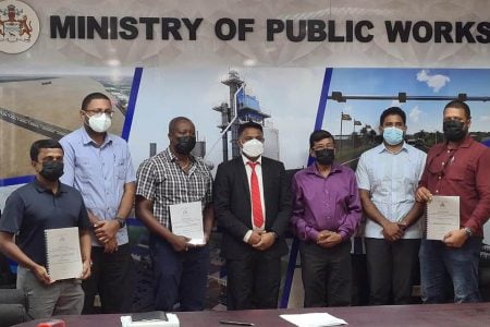 The contractors and ministry officials (Ministry of Public Works photo)