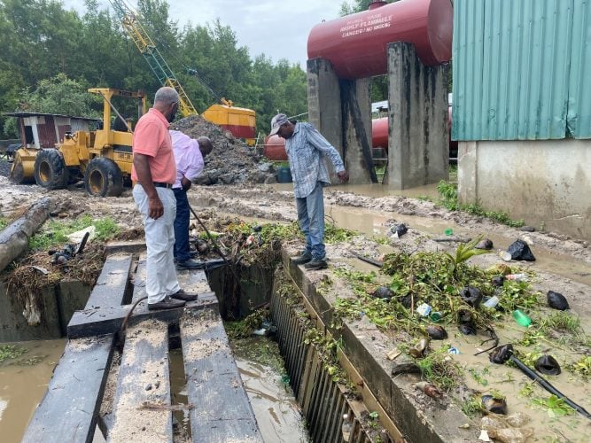 Cleaning of the sluice door at Lima