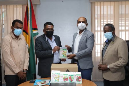 Minister of Agriculture, Zulfikar Mustapha (second from left) receiving the seeds. (DPI photo)