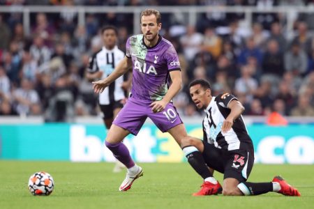 Tottenham Hotspur’s Harry Kane in action with Newcastle United’s Isaac Hayden REUTERS/Scott Heppell