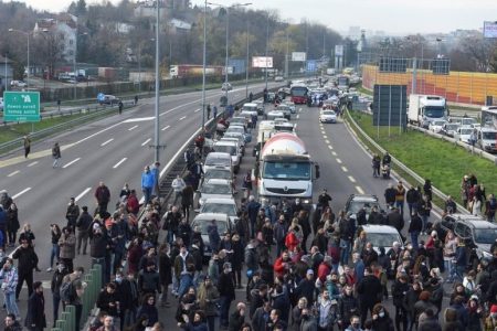 Serbian environmental activists blocked the highway on November 27, 2021 in Belgrade, Serbia, to protest the referendum and expropriation legislation. REUTERS / Zorana Jevtic