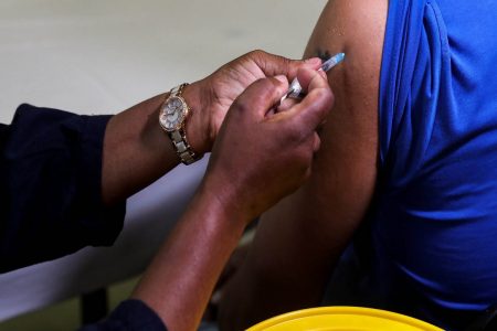 A healthcare worker administers the Pfizer coronavirus disease (COVID-19) vaccine to a man, amidst the spread of the SARS-CoV-2 variant Omicron, in Johannesburg, South Africa, December 9, 2021. (REUTERS/Sumaya Hisham)