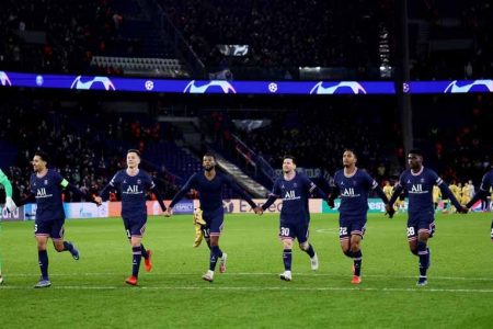 Paris St Germain players celebrate after the match REUTERS/Sarah Meyssonnier