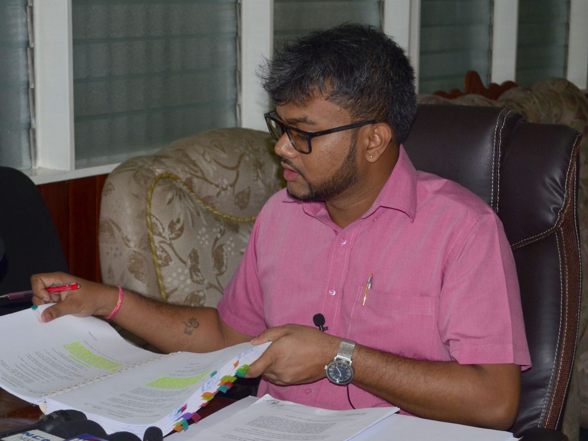 Mayor Ubraj Narine detailing complaints to Colvern Venture at the press conference yesterday 