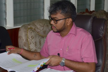 Mayor Ubraj Narine detailing complaints to Colvern Venture at the press conference yesterday 
