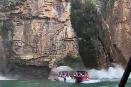Videos showed a slab of canyon wall falling onto motorboats in Minas Gerais, Brazil (O Tempo/Twitter)