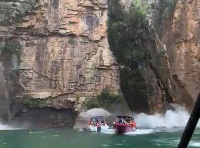 Videos showed a slab of canyon wall falling onto motorboats in Minas Gerais, Brazil (O Tempo/Twitter)