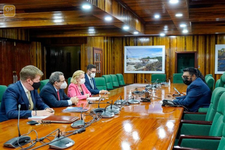 President Irfaan Ali (right) meeting with the Bechtel team and US Ambassador to Guyana, Sarah-Ann Lynch. (Office of the President photo)